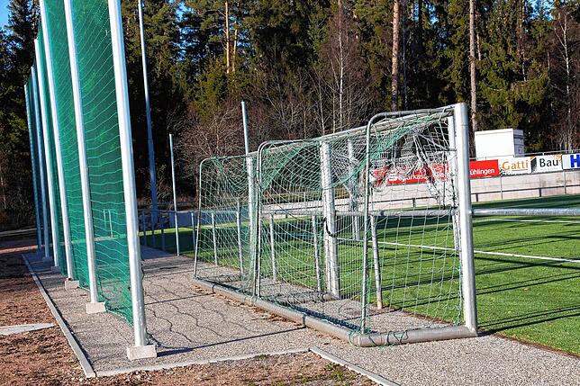 Rund um den neuen Platz wurden die Pflasterarbeiten von ehrenamtlichen Helfern ausgeführt.