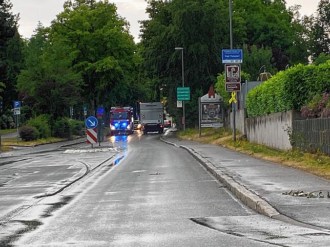 In der Friedhofstraße räumte die Feuerwehr lediglich Äste von der Fahrbahn.