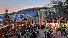 Weihnachtliches Ambiente bei bestem Wetter in Triberg: Nach witterungsbedingten Problemen beim Aufbau für den Weihnachtszauber 2023 sind ...