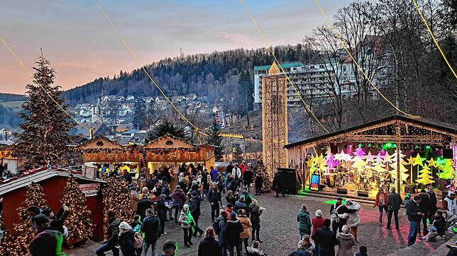 Weihnachtliches Ambiente bei bestem Wetter in Triberg: Nach witterungsbedingten Problemen beim Aufbau für den Weihnachtszauber 2023 sind ...