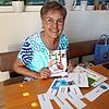 Hannelore Tomasi mit alemannischer Literatur und ihrem selbst gebastelten Memory.