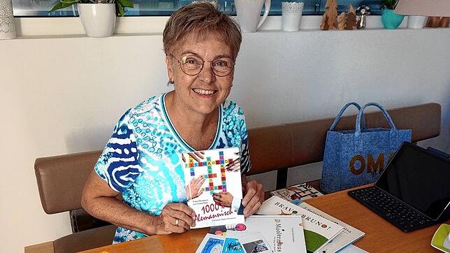Hannelore Tomasi mit alemannischer Literatur und ihrem selbst gebastelten Memory.