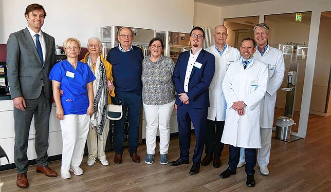 Teamfoto (von links): Landrat Zeno Danner, Stationsleiterin Ruth Engler, Fredis Freitag und Ewald Weisschedel vom Freundeskreis des ...