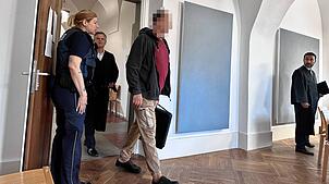 Der Angeklagte wird zur Verhandlung am Amtsgericht in Tettnang in den Sitzungssaal geführt. Mit auf dem Bild: Eine Justizbeamtin sowie ...