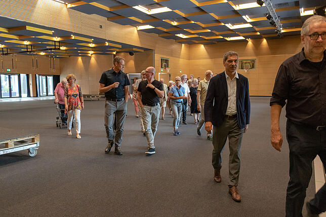 Die Besuchergruppe bewegt sich hinter die Kulissen.