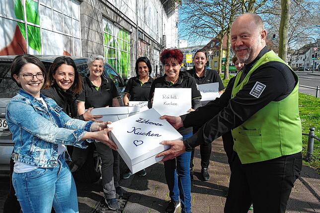 Kuchen für die Mitarbeiterinnen des Edeka Baur in Friedrichshafen (von links): Denise Dorner und Stefania Cristiano aus Oberteuringen ...