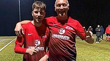Timo Brackmeyer (18) spielt beim FC Bodman-Ludwigshafen. Eigentlich noch in der A-Jugend, welche sein Vater Jochen (49) trainiert. In ...