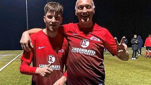 Timo Brackmeyer (18) spielt beim FC Bodman-Ludwigshafen. Eigentlich noch in der A-Jugend, welche sein Vater Jochen (49) trainiert. In ...