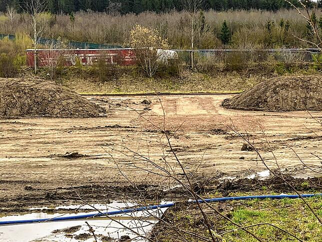 Auf der Strecke sind viele Lastwagen in Richtung Schweiz unterwegs. Sie benötigen die Stellplätze für lange Wartezeiten in der ...