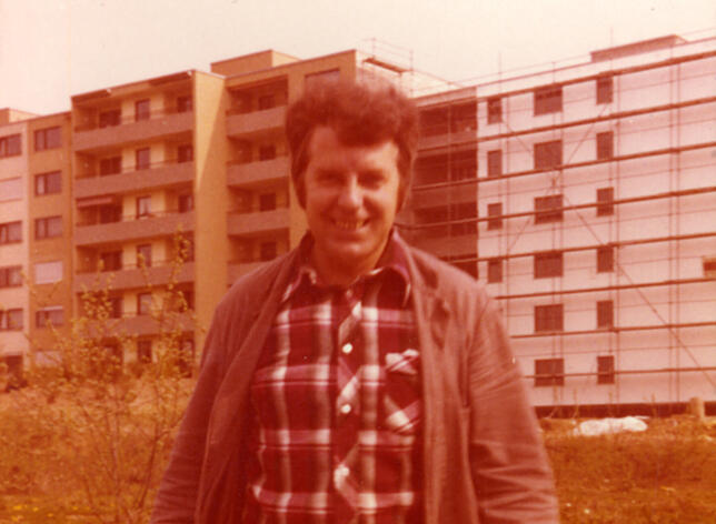 Siegfried Hiener steht in den 1970ern vor dem ersten Wohnblock, den er auf dem Waldshuter Aarberg erbaute.