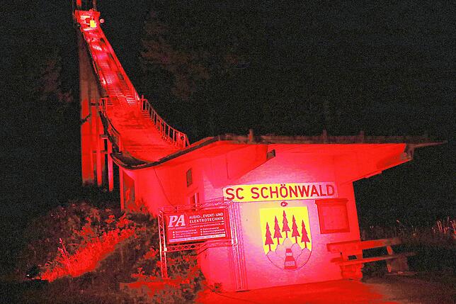 Der Protest verleiht auch der Adlerschanze ein leuchtendes Rot.
