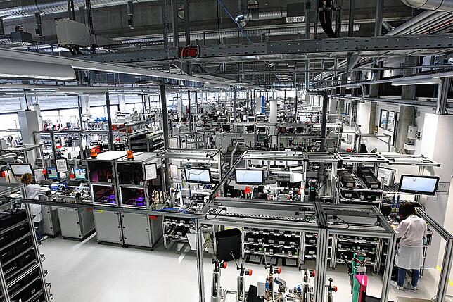 Blick in eine Produktionshalle von Sick Stegmann am Standort Donaueschingen.