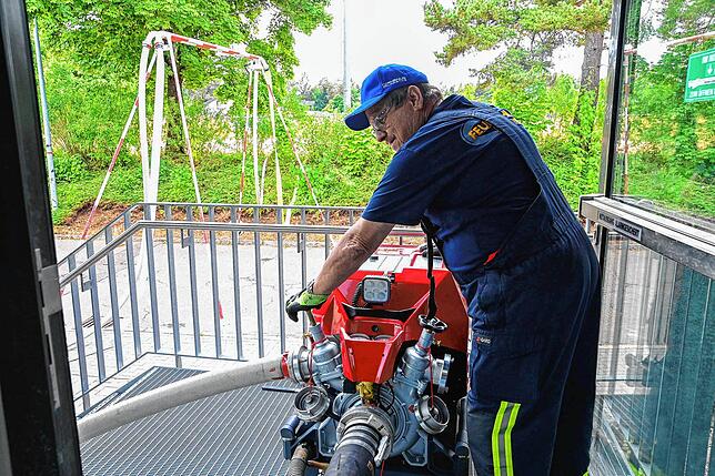 Rainer Hummel steht an einer der Pumpen, die das Wasser über die lange Wegstrecke transportierten. Insgesamt waren vier Pumpen im ...