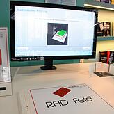 So beginnt die automatisierte Ausleihe. Der Nutzer legt seinen neuen, roten Bibliotheksausweis auf das RFID-Feld. Dort können auch bis ...