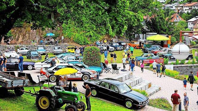 Viele Marken, extrem viele Fahrzeuge und eine Gemeinsamkeit: Keines der gezeigten Fahrzeuge ist jünger als 30 Jahre. Besonders nett: Der ...
