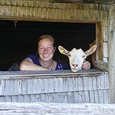 Von Landwirtschaft hatte Katharina Afflerbach keine Ahnung. So entdeckte sie beim Melken, dass Ziegen nur zwei Zitzen haben und nicht ...