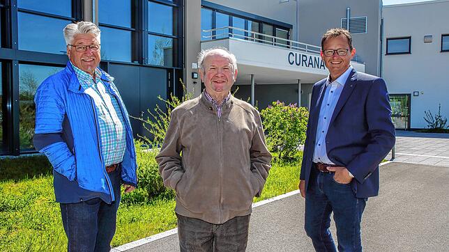 Sie freuen sich, dass die Beurener Curana-Halle seit einigen Jahren als lang ersehntes Projekt steht: Das Bild zeigt die in der ersten ...