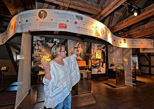 Museumsleiterin Christine Johner erklärt kurz nach der Vernissage im Sommer 2020 das Konzept der 1920er-Jahre-Ausstellung im Vineum ...