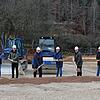 Den ersten Spatenstich für das neue Immendinger Feuerwehrhaus übernehmen am Freitag (von links): Michael Flöß und Bernhard Rosenberger ...