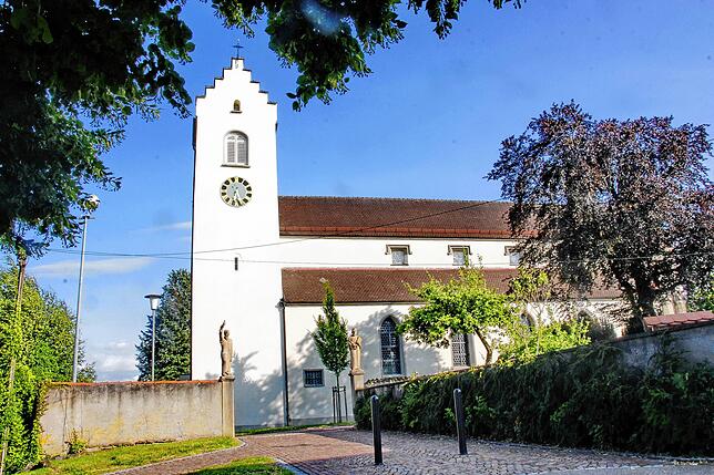 Um das Jahr 1200 auf einer Anhöhe erbaut, erhebt sich die St. Peter und Paul Kirche in Mühlhausen weit über den Ort empor.