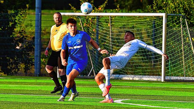 Fokussiert: David Scheu (Mitte), hier im Spiel beim FC Erzingen gegen Ehad Demirdal, kam im Sommer vom TuS Bonndorf ins Wutachtal und ...