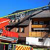 Beim Kaminbrand im Todtmooser Ortsteil Strick kam auch die Drehleiter der Feuerwehr Todtmoos zum Einsatz.