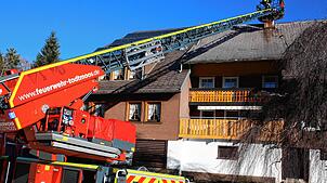 Beim Kaminbrand im Todtmooser Ortsteil Strick kam auch die Drehleiter der Feuerwehr Todtmoos zum Einsatz.