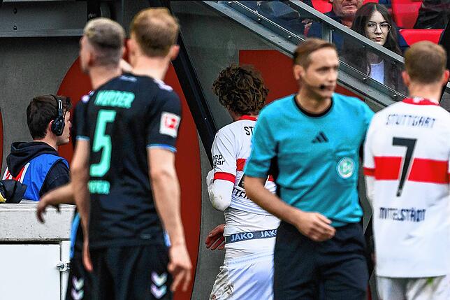 Stuttgarts Nick Woltemade (M) geht nach seiner gelb-roten Karte in die Kabine.