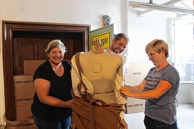 Die drei Mitglieder der Holzhaudere-Zunft aus Denkingen müssen drei Figuren entkleiden: den Holzhaudere, das Zapfenmännle und den ...