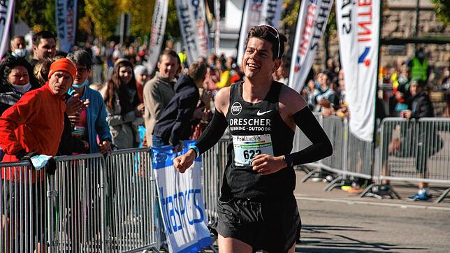 Lächelnd dem Ziel entgegen: Fritz Koch, Marathon-Sieger bei den Männern. Bild: Zschäbitz