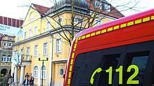 Symbolbild: Ein Feuerwehrfahrzeug mit der Aufschrifft &bdquo;112&ldquo; steht vor dem gelben Rathaus in Donaueschingen.
