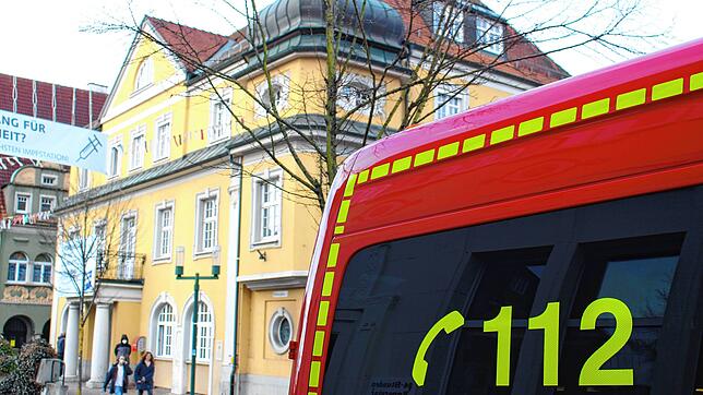 Symbolbild: Ein Feuerwehrfahrzeug mit der Aufschrifft &bdquo;112&ldquo; steht vor dem gelben Rathaus in Donaueschingen.
