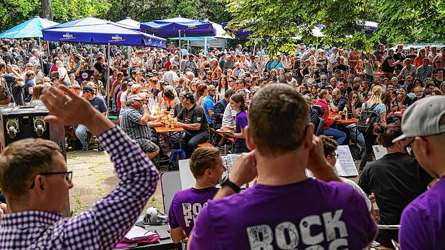 Großer Andrang beim Pfingstfrühschoppen auf der Mettnau: Die Narrenmusik Radolfzell lädt traditionell dazu ein, die Froschenkapelle ...