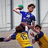 Maximilian Maier vom TuS Steißlingen (blaues Trikot) trifft mit seiner Mannschaft am ersten Spieltag auf den TuS Helmlingen. Bild: Peter ...