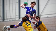 Maximilian Maier vom TuS Steißlingen (blaues Trikot) trifft mit seiner Mannschaft am ersten Spieltag auf den TuS Helmlingen. Bild: Peter ...