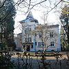 Die einstige Fabrikanten-Villa liegt etwas versteckt hinter Büschen und Bäumen an der Spanierstraße. Wie sieht es wohl hinter den ...