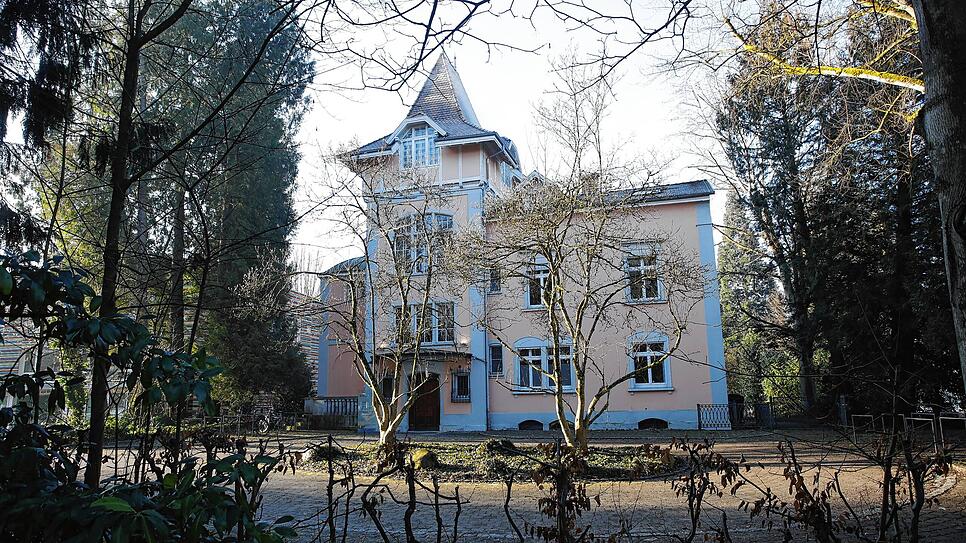 Die einstige Fabrikanten-Villa liegt etwas versteckt hinter Büschen und Bäumen an der Spanierstraße. Wie sieht es wohl hinter den ...