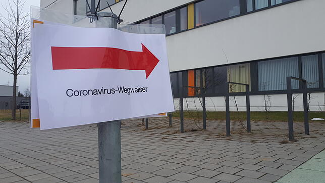 Im Klinikum werden noch über ein Dutzend Betroffene behandelt. Sie befinden sich nach einer Corona-Infektion auf Station.