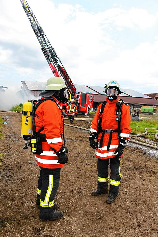 Bild 2: Großeinsatz für die Feuerwehren in Sumpfohren: Ein Gebäude des Hofs Bogenschütz brennt