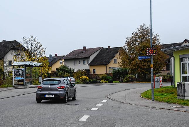 Immer wenn die Tempoanzeigetafel zwischen Kindergarten und Bushaltestelle in der Nenzinger Straße in Orsingen (rechts) hängt, erscheint ...
