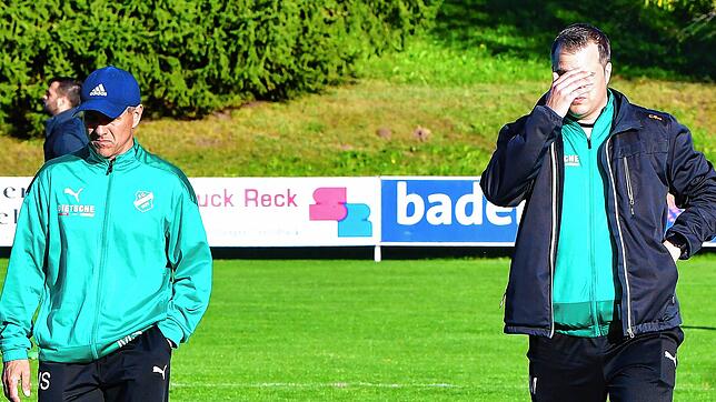 Große Sorgen: Der Umgang mit einem positiv auf Corona getesteten Spieler und drei Ungeimpften machen den Trainern Michael Schwald ...