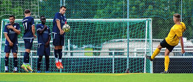 Chance für den Gast: Mit diesem Freistoß hatte der FC Öhningen-Gaienhofen beim 5:1-Erfolg im Pokalspiel beim VfB Waldshut kein Glück.