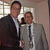 Bürgermeister Robert Scherer (rechts) begrüßt die Gäste des Neujahrsempfangs persönlich mit Handschlag, wie hier Thermechef Fabian ...