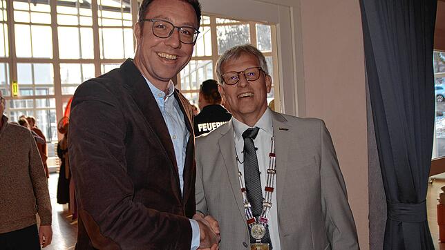 Bürgermeister Robert Scherer (rechts) begrüßt die Gäste des Neujahrsempfangs persönlich mit Handschlag, wie hier Thermechef Fabian ...