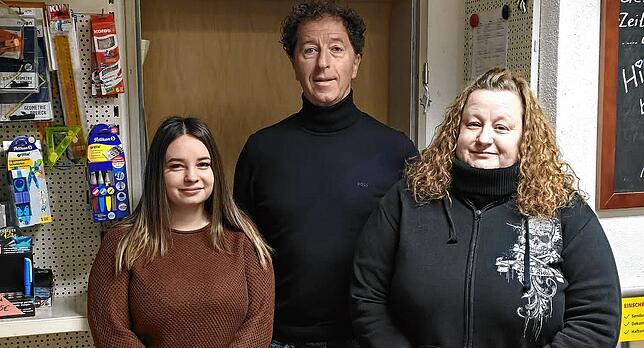 Bernhard Käser mit seinen Mitarbeiterinnen Andrea Mozas (links) und Sabine Belantuono in seinem Schreibwarengeschäft in Rickenbach.