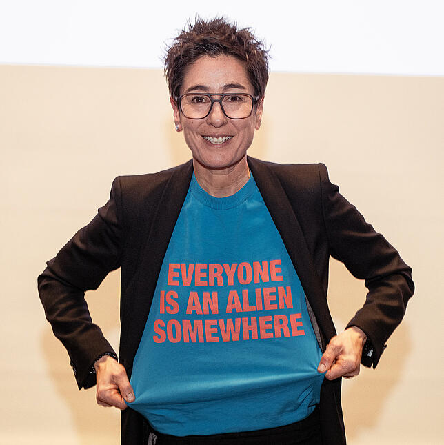 TV-Moderatorin und Journalistin Dunja Hayali trägt bei der Veranstaltung in Konstanz ein T-Shirt mit einer Botschaft: „Jeder ist ...
