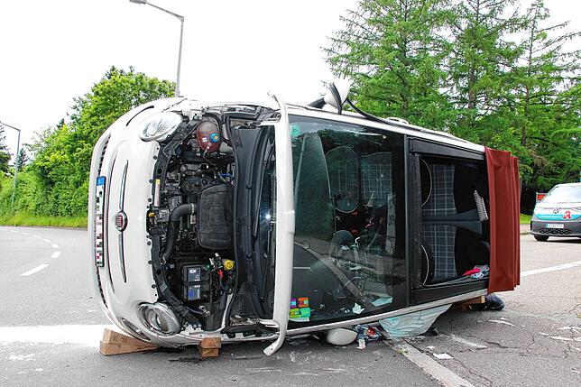 Das Auto wird beim Umkippen schwer beschädigt.