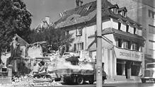 1970 wird in der Karlstraße das Haus abgerissen, in dem der Friseur Bausch seinen Laden hatte. Daneben befindet sich die Drogerie Josef, ...