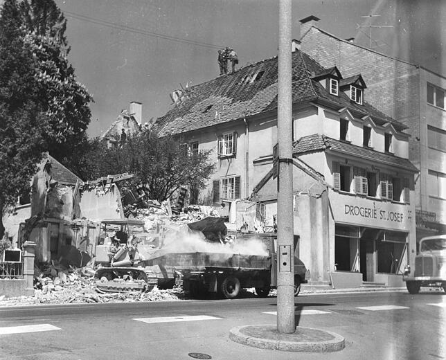 1970 wird in der Karlstraße das Haus abgerissen, in dem der Friseur Bausch seinen Laden hatte. Daneben befindet sich die Drogerie Josef, ...