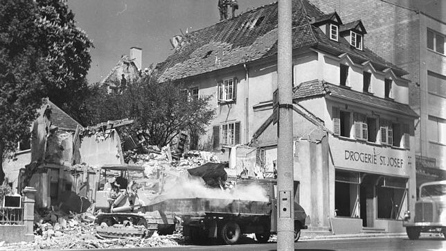 1970 wird in der Karlstraße das Haus abgerissen, in dem der Friseur Bausch seinen Laden hatte. Daneben befindet sich die Drogerie Josef, ...